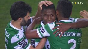 Arrepiante: o momento em que os jogadores do Benfica entram no relvado para receberem o troféu de campeão