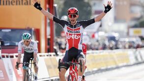 Volta à Catalunha: Andreas Kron vence primeira etapa e Rui Costa abandona após queda
