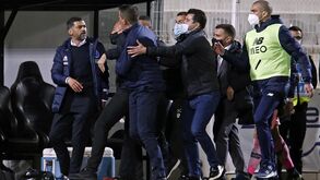 «És um palhaço!»: Sérgio Conceição e Paulo Sérgio pegaram-se e gerou-se o caos junto ao túnel