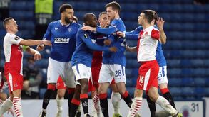 Polícia escocesa investiga denúncias de racismo e agressões no Rangers-Slavia Praga