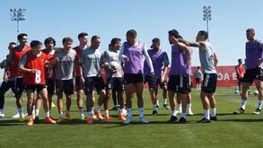 Treino do Benfica com caras novas... e boa disposição!