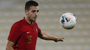 Diogo Dalot vê jogo de estreia a 