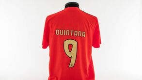 Benfica adiciona camisola de homenagem a Quintana ao acervo do Museu Cosme Damião