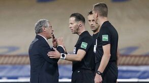 Árbitro pediu desculpa a Fernando Santos no final do Sérvia-Portugal