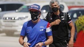 Fernando Alonso forçado a abandonar GP do Bahrein devido a embalagem de sanduíche