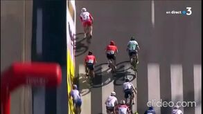 Nacer Bouhanni arrisca pesada sanção por causa desta ação no sprint