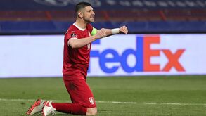 Mitrovic responde a Cristiano Ronaldo: «Pode estar chateado, mas a bola não entrou»