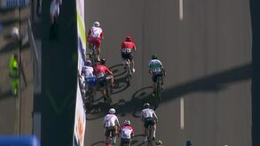 Jake Stewart fraturou mão esquerda no 'encosto' de Nacer Bouhanni