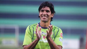 'EL Loco' Abreu oficializado no 31.º clube da carreira 