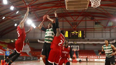 Sporting vence Benfica na Luz e reforça liderança do campeonato de  basquetebol - Basquetebol - Jornal Record