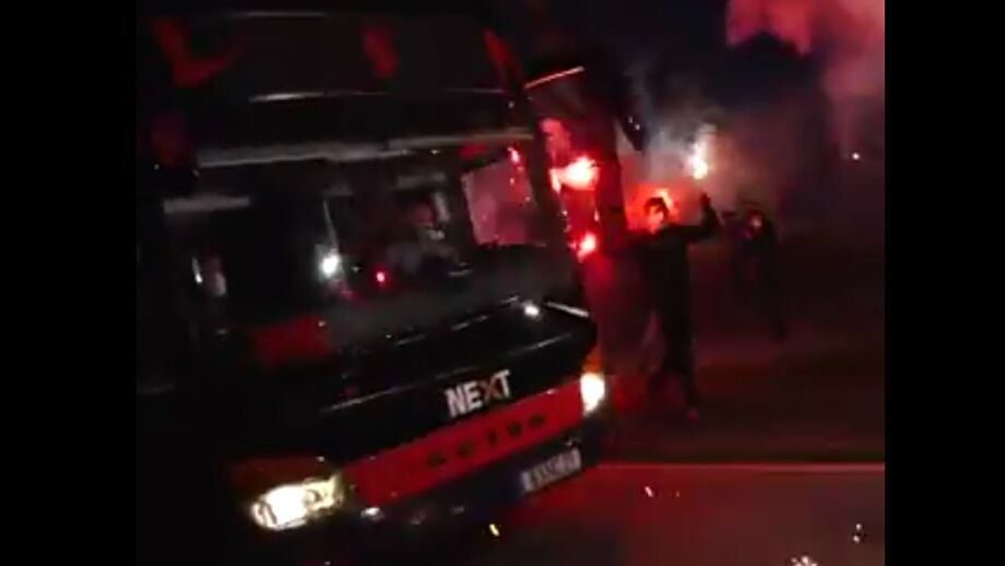 O apoio dos adeptos do Sp. Braga na saída da equipa para o Porto