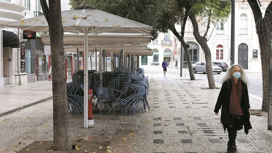 pessoas mascara covid pandemia virus esplanada fechada