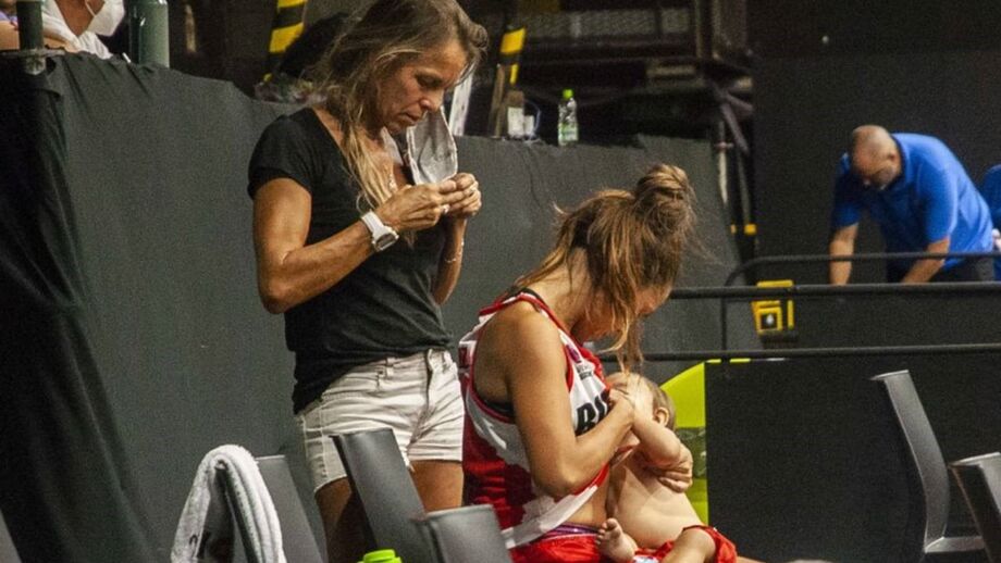Jogadora aproveita pausa técnica para amamentar a filha e a imagem torna-se viral