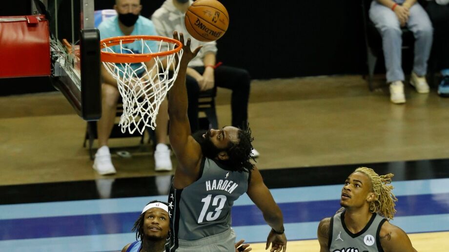 James Harden faz 'triplo duplo' no emotivo regresso a Houston