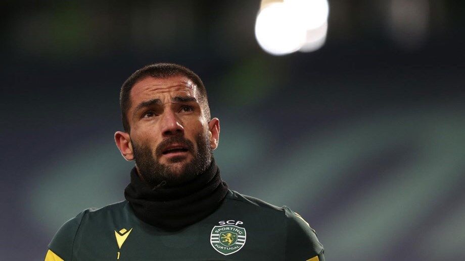 Experiência e segurança entre os postes: Adán foi aposta ganha neste Sporting