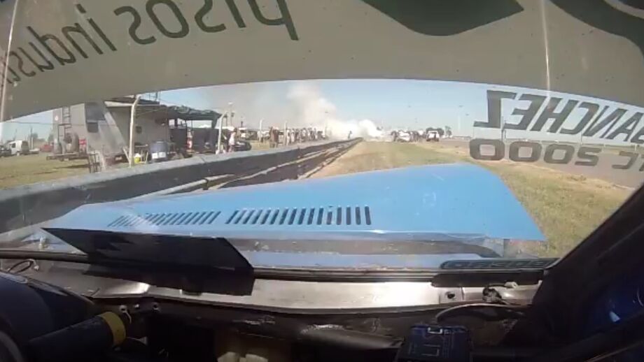 Assustador: piloto argentino fica preso num carro em chamas
