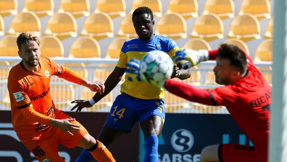 Estoril-Varzim, 1-0: golo solitário de Aziz vale triunfo sofrido do líder