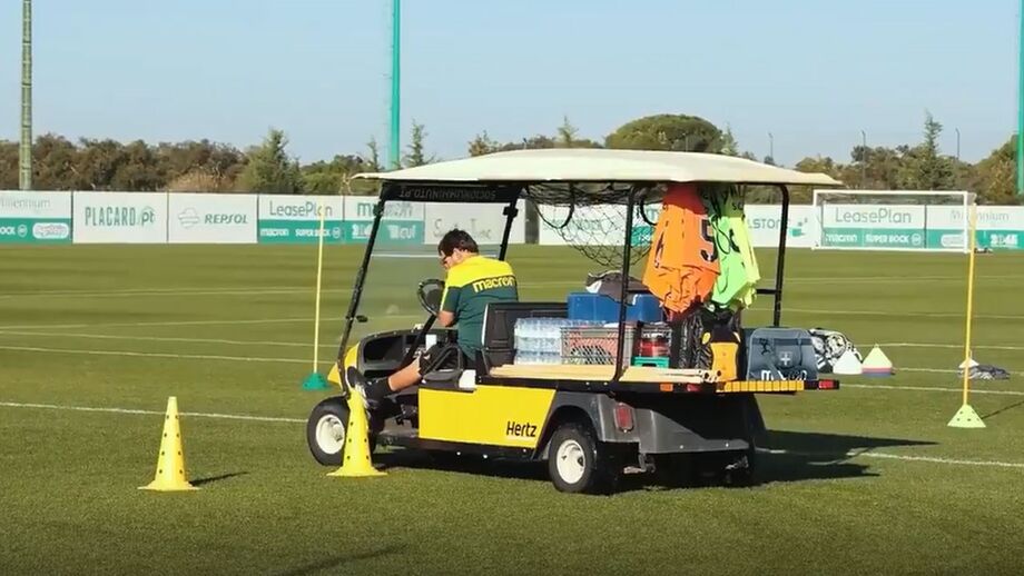 Paulinho dá lição de condução a Cesc Fàbregas