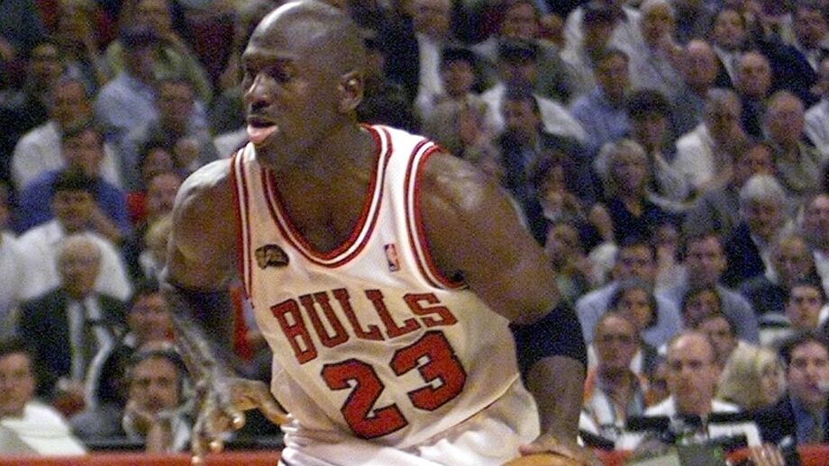 Jogador mais baixo da história da NBA lembra palavras de Michael Jordan: «Atira, maldito anão»
