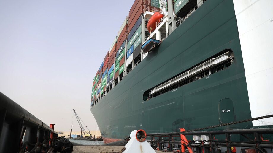 Navio encalhado já está a flutuar no Canal do Suez