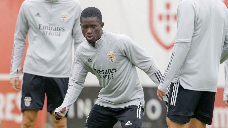 Jogadores 'encostados' pelo Benfica sem controlo