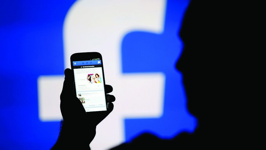 Utilizador acede ao Facebook no telemóvel