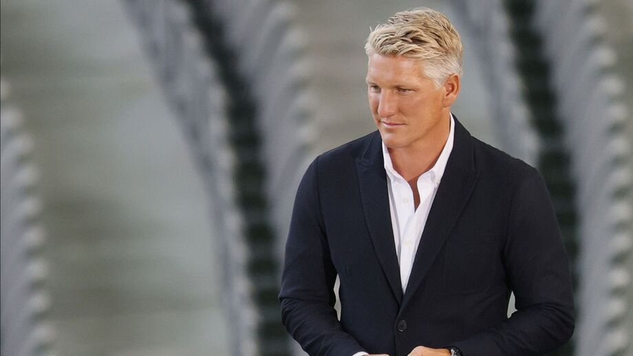 Schweinsteiger tira o