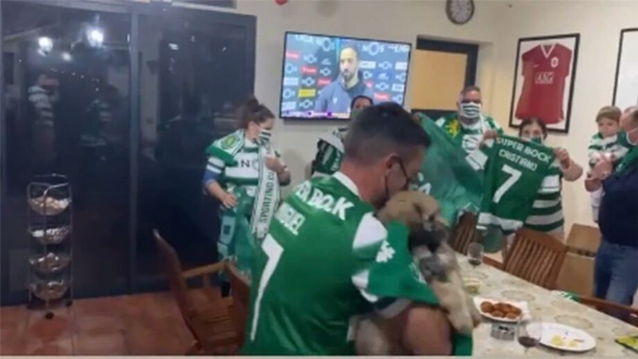 Avançado dos Wolves sorriu e ainda assinou uma fita da universidade