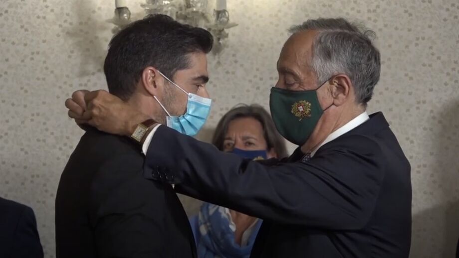 Treinador, que venceu Taça Libertadores e a Taça do Brasil pelo Palmeiras, distinguido pelo Presidente da República