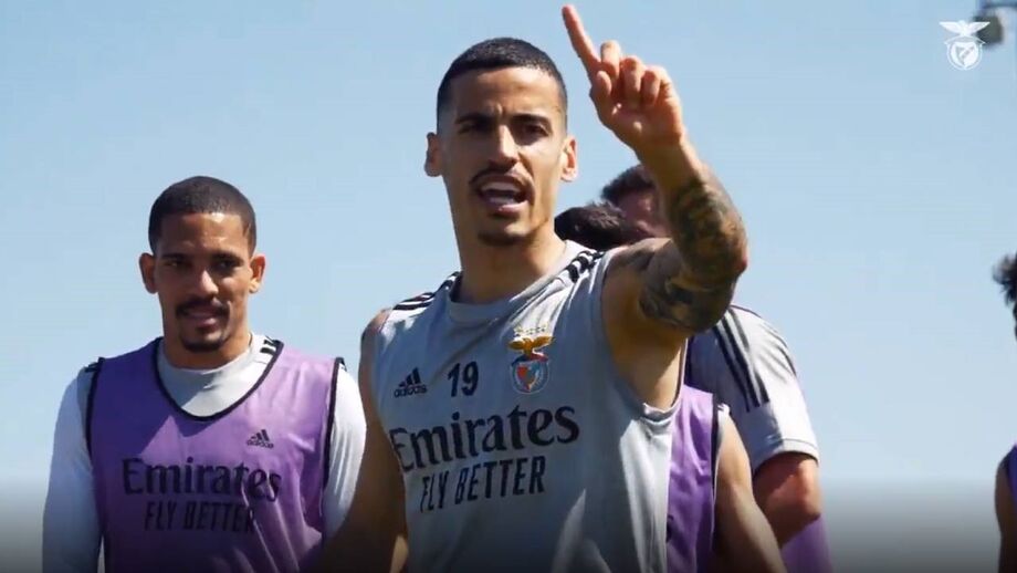 Boa disposição no treino do Benfica, com o médio a revelar 'mau perder' 