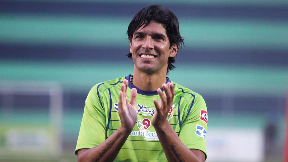 'EL Loco' Abreu oficializado no 31.º clube da carreira 