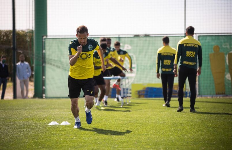 JOÃO PEREIRA. A ideia do lateral, de 37 anos, era fazer meia época antes de pendurar as botas e iniciar a carreira de treinador. No entanto, não está posta de parte a hipótese de jogar mais um ano. A decisão será tomada em maio.