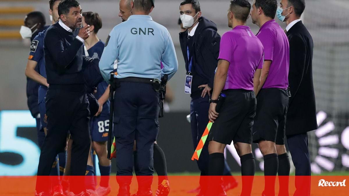 Lendas do futebol inglês não poupam nas críticas ao VAR do PSG