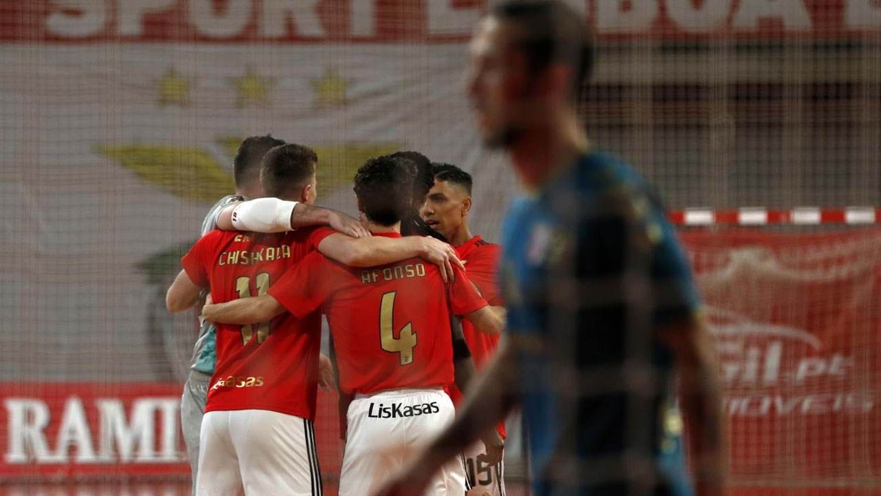 Futsal: Sporting vence Benfica e fica a um triunfo do título - SIC Notícias