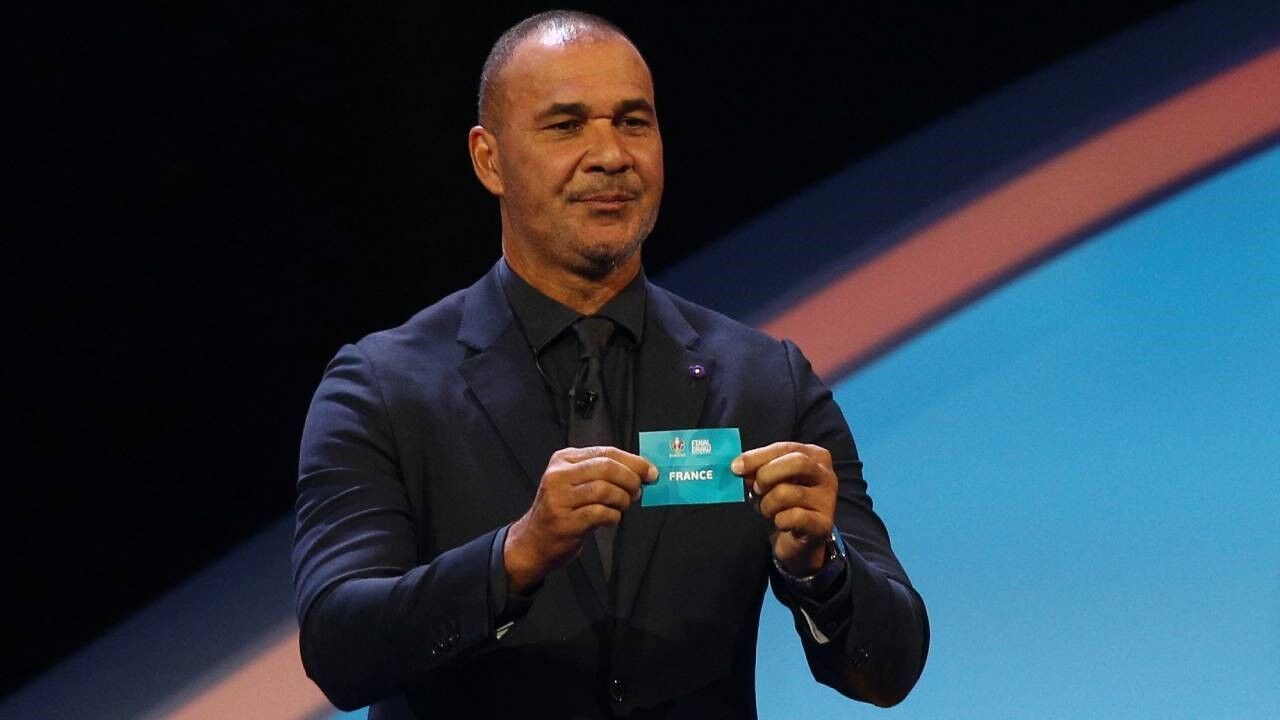 Ruud Gullit durante um sorteio da UEFA