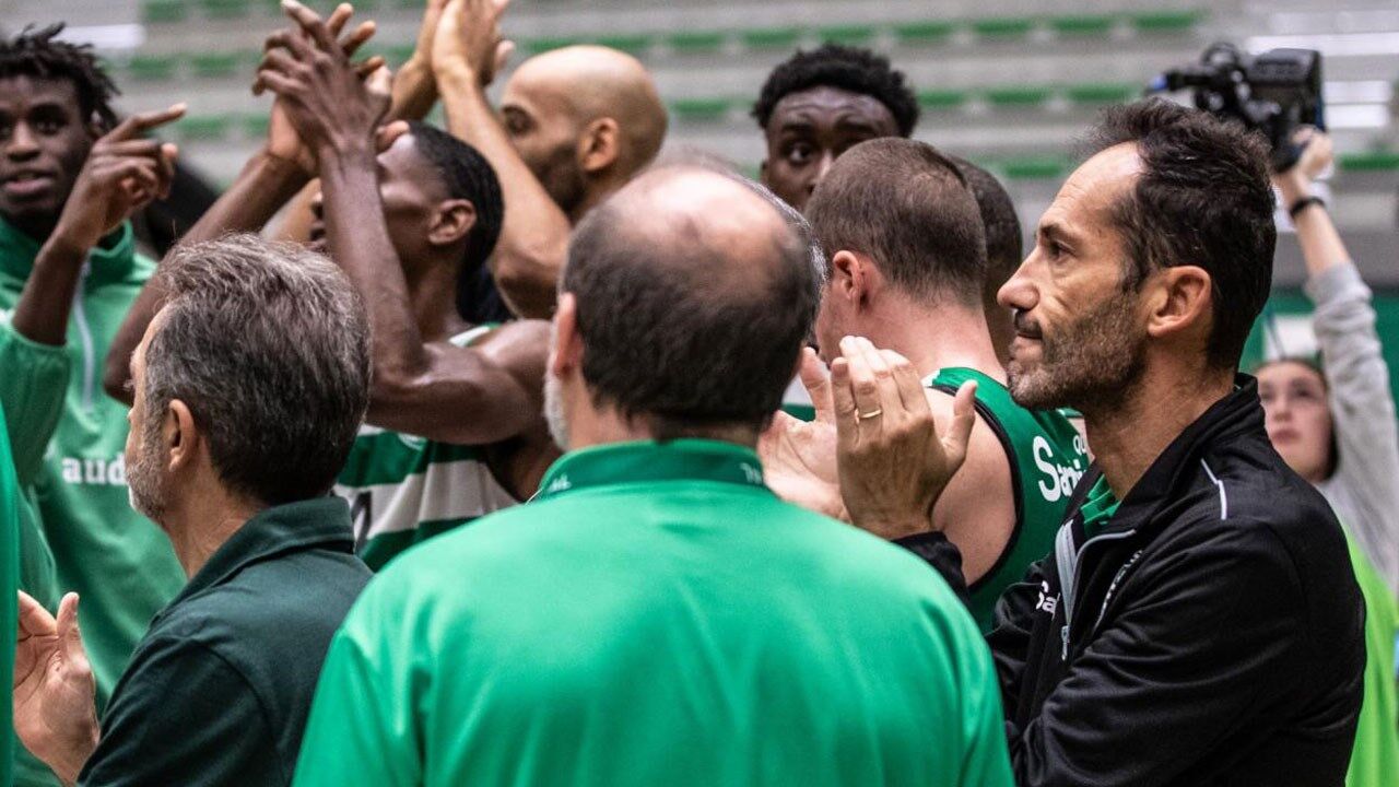 António Paulo Ferreira, treinador-adjunto do Sporting, à direita