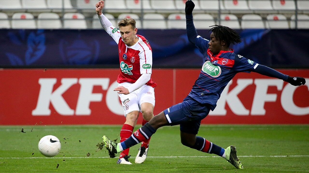 Doukouré, à direita na foto, já é titular no Valenciennes