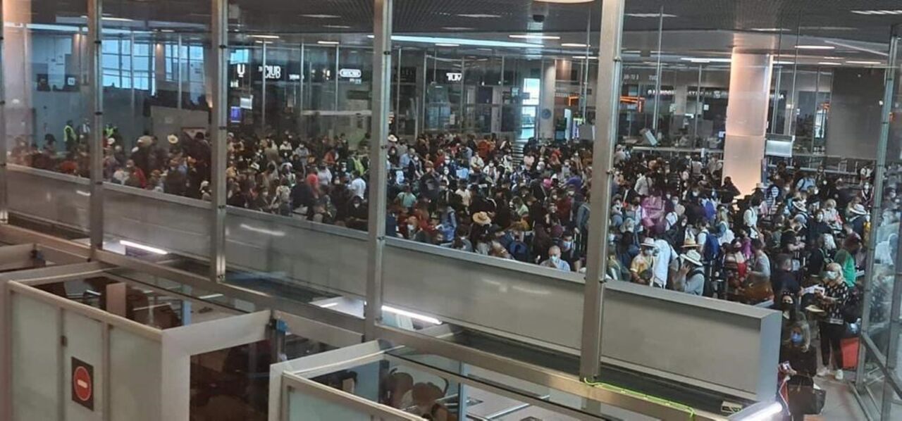 Centenas de passageiros 'entopem' zona de chegadas do Aeroporto de Lisboa