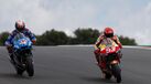Márquez, aqui com Alex Rins, explicou as suas ações