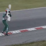 FIA suspende por 15 anos piloto italiano que lançou peça de kart a adversário em movimento