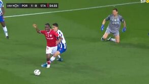 Santa Clara fez o empate no Dragão com este penálti