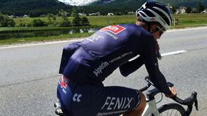 Dois ciclistas expulsos por desentendimento nos quilómetros iniciais da Volta a Flandres