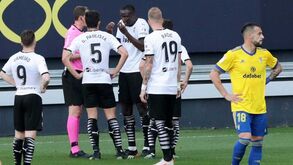 Jogadores do Valencia abandonaram relvado após insulto racista: as imagens do momento e o motivo para o regresso ao jogo