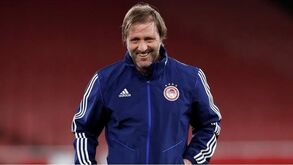 Olympiacos de Pedro Martins goleia AEK no dérbi de Atenas