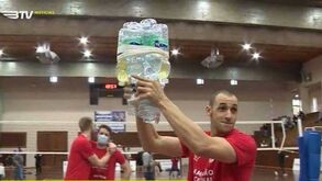 Benfica celebrou título de voleibol com taça improvisada: Federação explica ausência do troféu