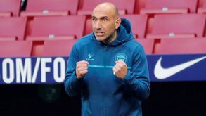 Abelardo Fernández deixa comando técnico do 'aflito' Alavés