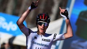 Pogacar 'perdeu' primeiro duelo com Roglic no arranque da Volta ao País Basco