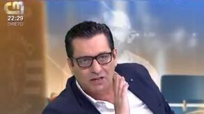 Grealish sai do avião em Manchester ainda com efeitos da festa pela conquista da Champions