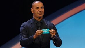 Ruud Gullit durante um sorteio da UEFA