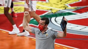 Presidente da Casa do Benfica Ilha Terceira feliz por receber a taça de campeão